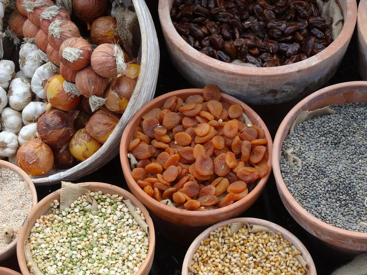 يدان تحملان طبقاً من العدس والسبانخ الغنيّة بالحديد