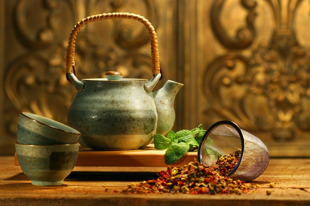 كوب شاي أعشاب وروتين يومي هادئ لدعم العافية