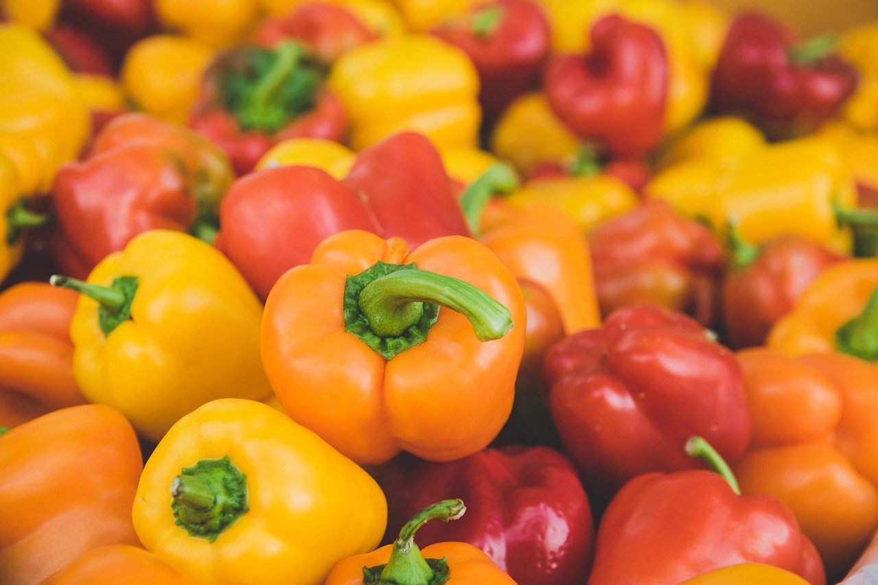A variety of colourful vegetables, a symbol of a diverse diet rich in B-group vitamins