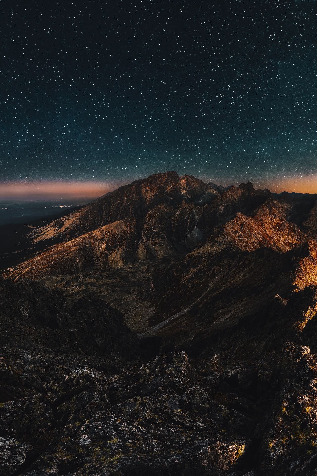A starry night sky over mountains, an image of restorative sleep that consolidates memory