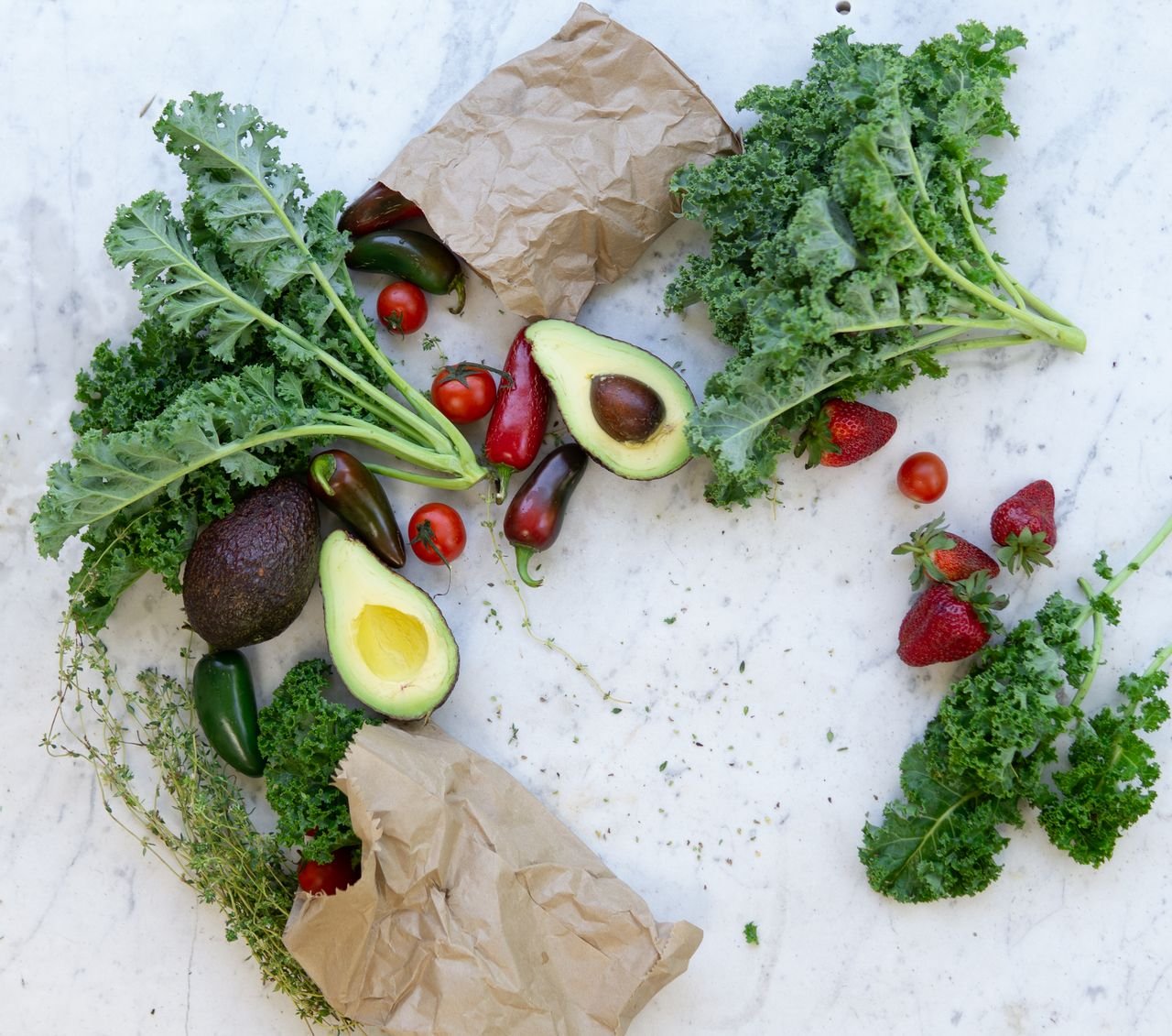 Flat-lay of fresh, colourful fruits and vegetables, the basis of a natural vitamin C intake