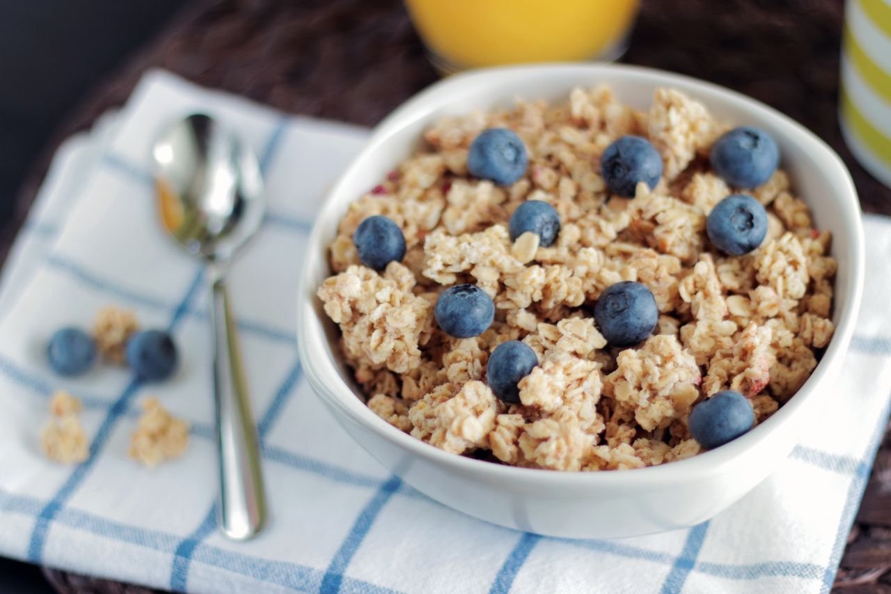 A bowl of whole oats, a source of chromium in a balanced breakfast