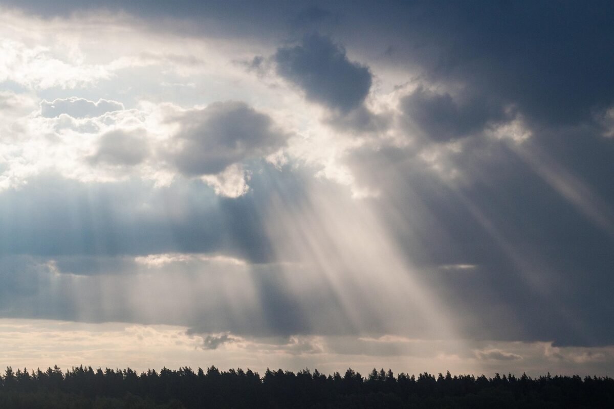Rayons de soleil dans un ciel lumineux, source naturelle de vitamine D