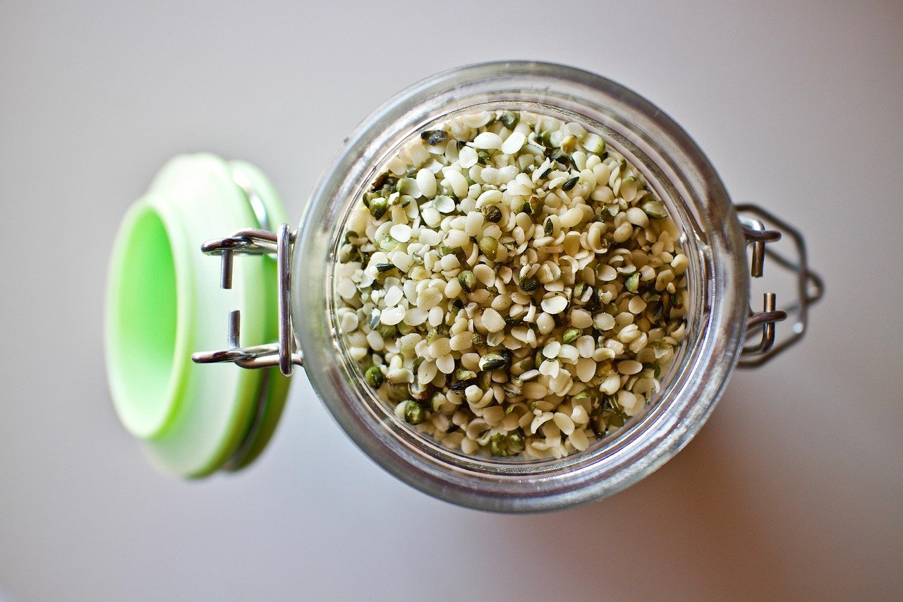 Shelled hemp seeds, a food rich in fatty acids and in omega-3 / omega-6 balance